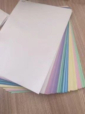 Drucken mit feuchtigkeitsdichten, anpassbaren kohlenstofffreien Papieren und Duplexplatten