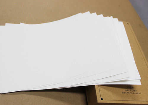 Auf Wunsch bestellt Holzfreies Offset-Druckpapier Creme Farbe Nicht beschichtet 55 g 60 g 70 g 80 g