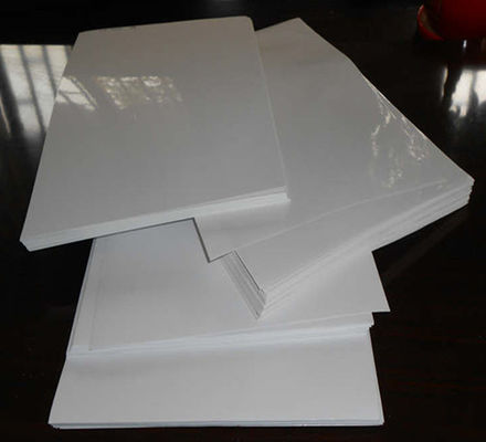 Auf Wunsch bestellt Holzfreies Offset-Druckpapier Creme Farbe Nicht beschichtet 55 g 60 g 70 g 80 g