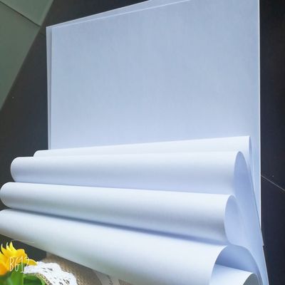 Weiße Papierrollen aus 100% Holzzzellstoff für den professionellen Druck