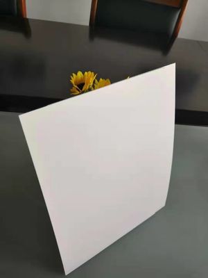 Papier aus Kunsttafeln mit einer Breite von 700*1000 mm aus recyceltem Holzpulp für Verpackungen