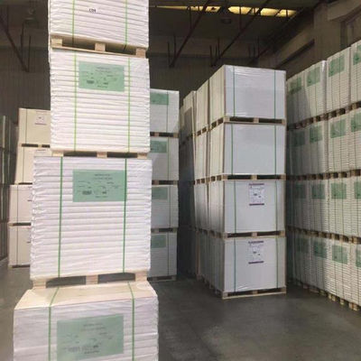 Zusammengestellte weiße einseitige Beschichtung Ningbo Fold FBB/Ivory Board/C1S für Kosmetikverpackungen